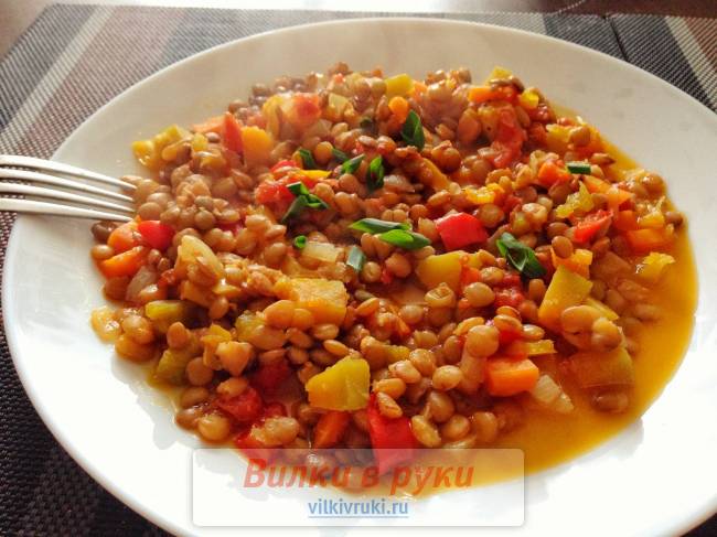 Чечевица с овощами в горшочке