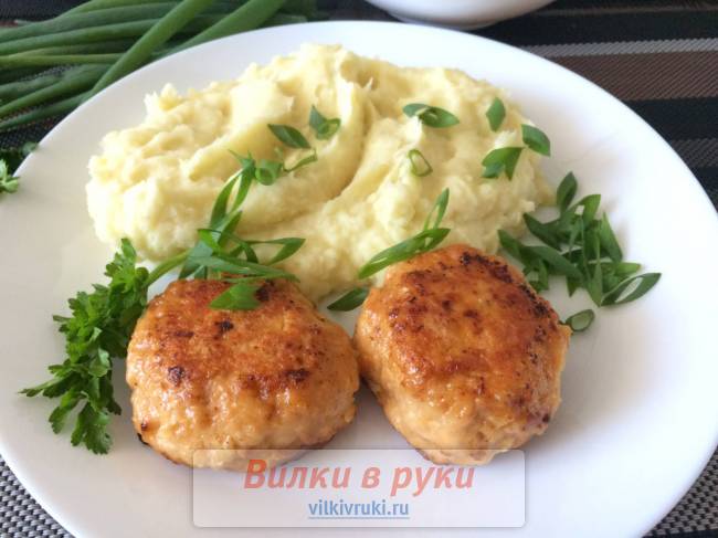 Пышные котлеты из индейки с мягким сыром