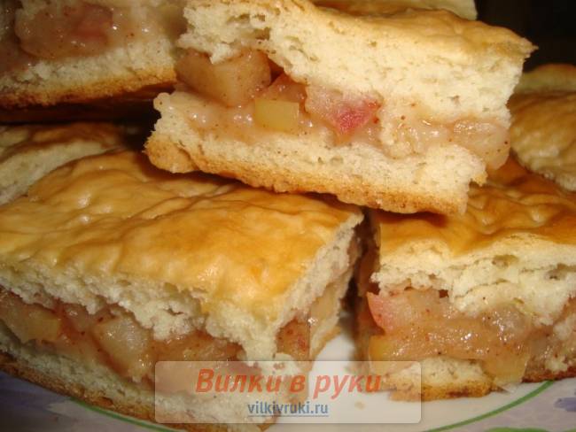Постный пирог с яблоками и корицей