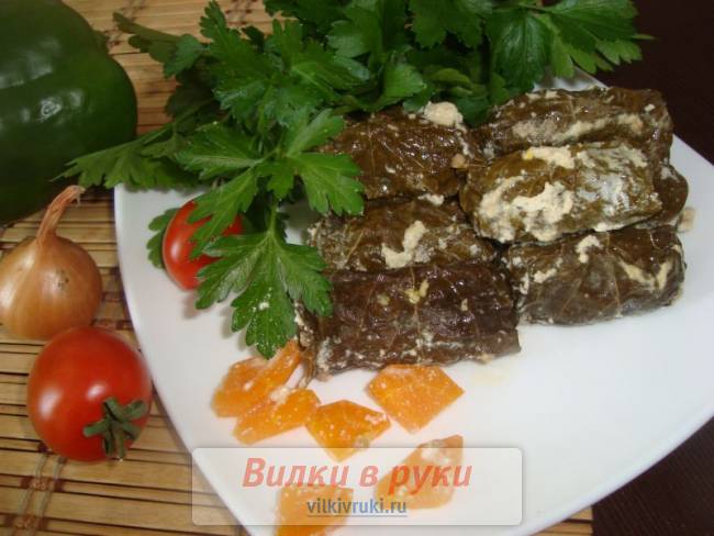 Голубцы с мясом и овощами в виноградных листьях